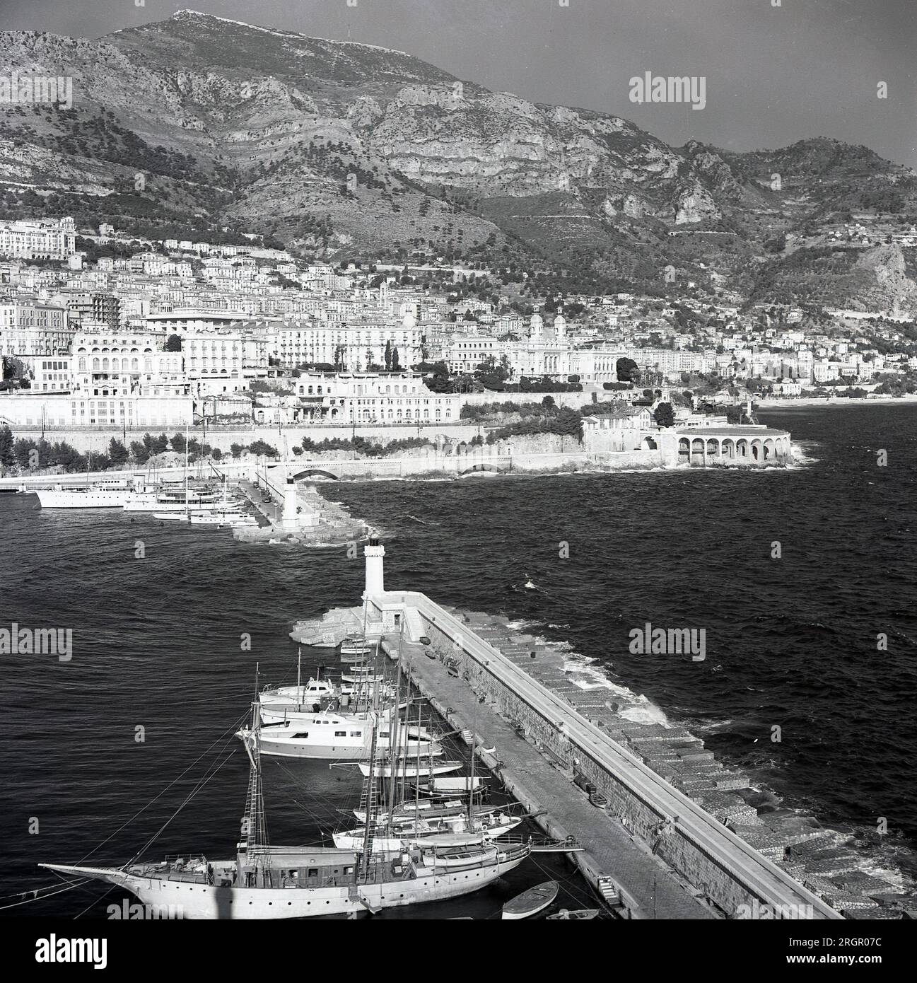 Années 1960, historique, vue aérienne de l'entrée du Port Hercule, le port en eau profonde de Monte Carlo, Monaco. Situé dans le quartier de la Condamine et utilisé depuis l'Antiquité, le port moderne a été construit en 1926. Banque D'Images