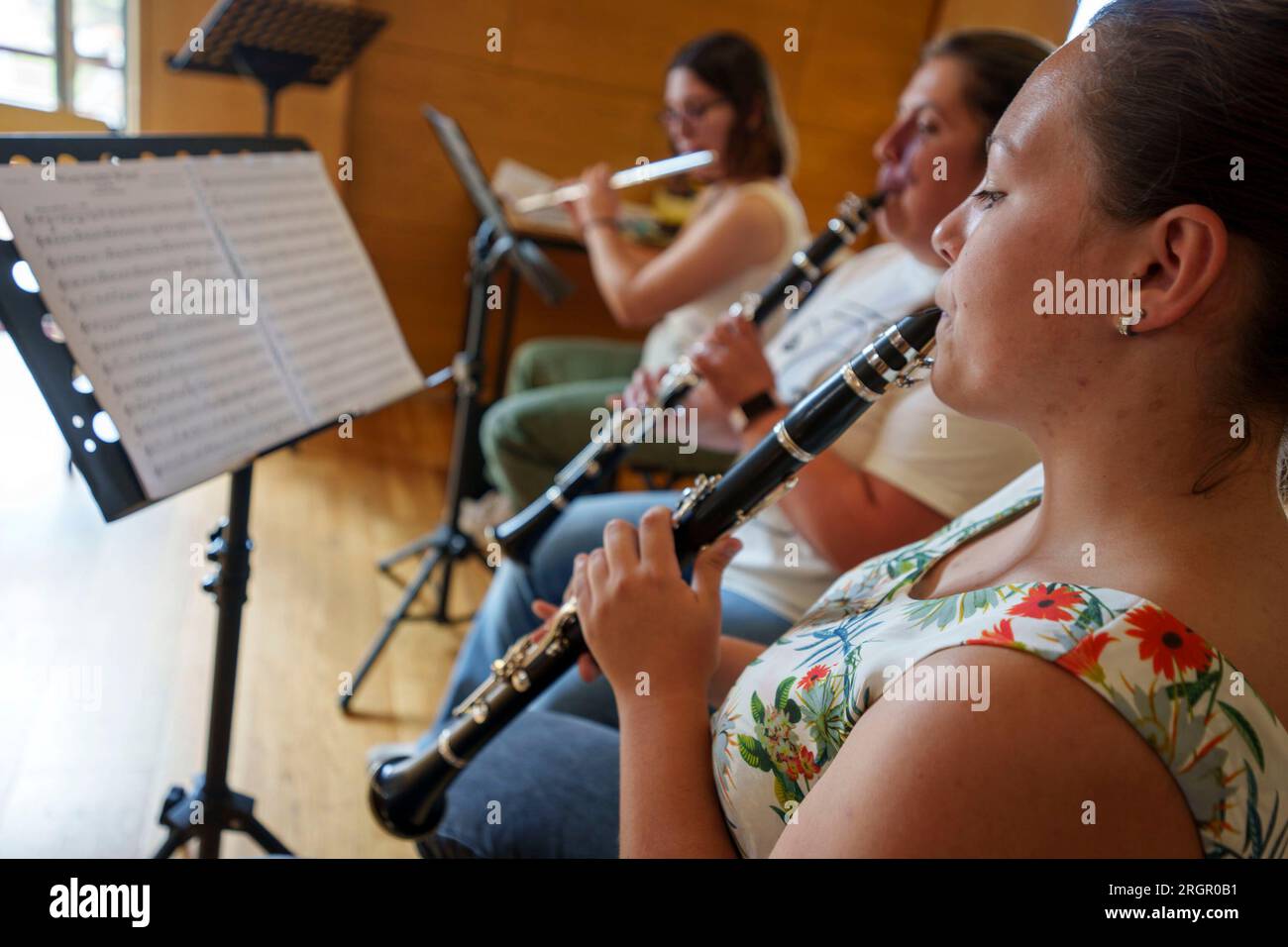 Femme jouant de la clarinette dans la section vent d'un orchestre philharmonique pendant la pratique Banque D'Images