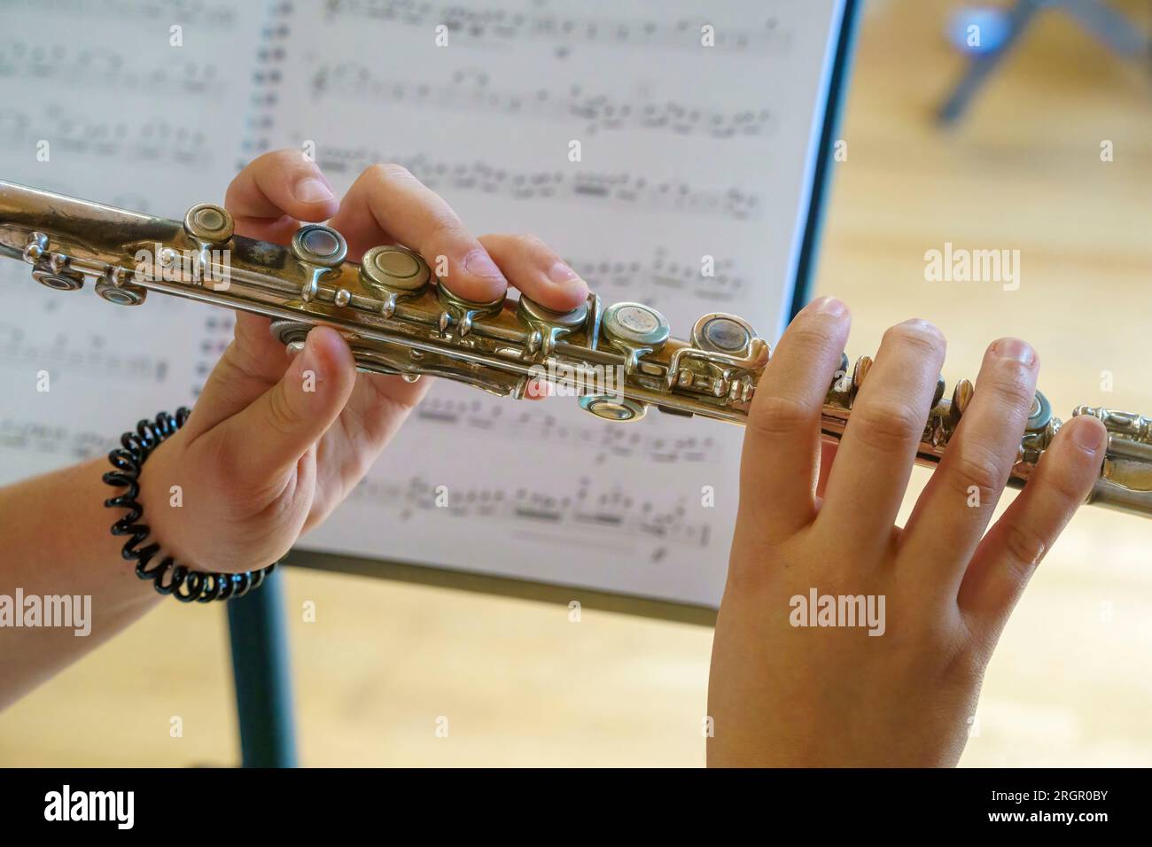Gros plan des mains d'un musicien jouant de la flûte transversale Banque D'Images