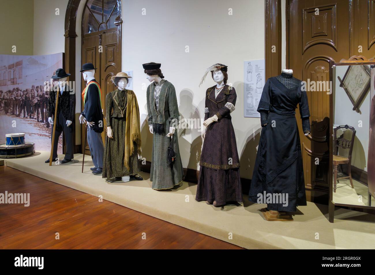 Exposition de mannequins historiques habillés de la fin du XIXe siècle au début du XXe siècle au Museu do Traje à São Brás de Alportel, Algarve, Portugal Banque D'Images
