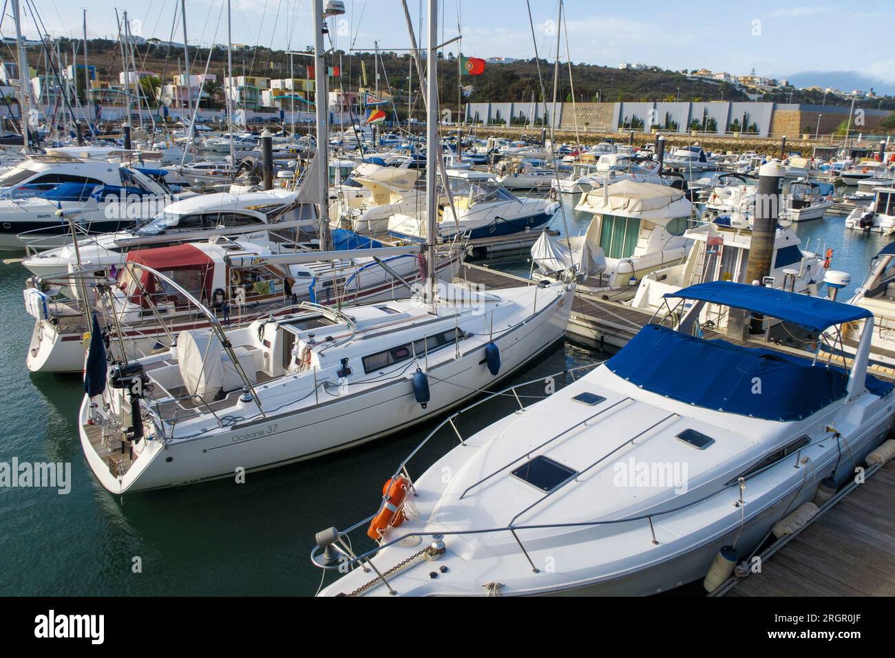 Bateaux amarrés dans la marina d'Albufeira, l'Algarve, le Portugal, l'Europe Banque D'Images