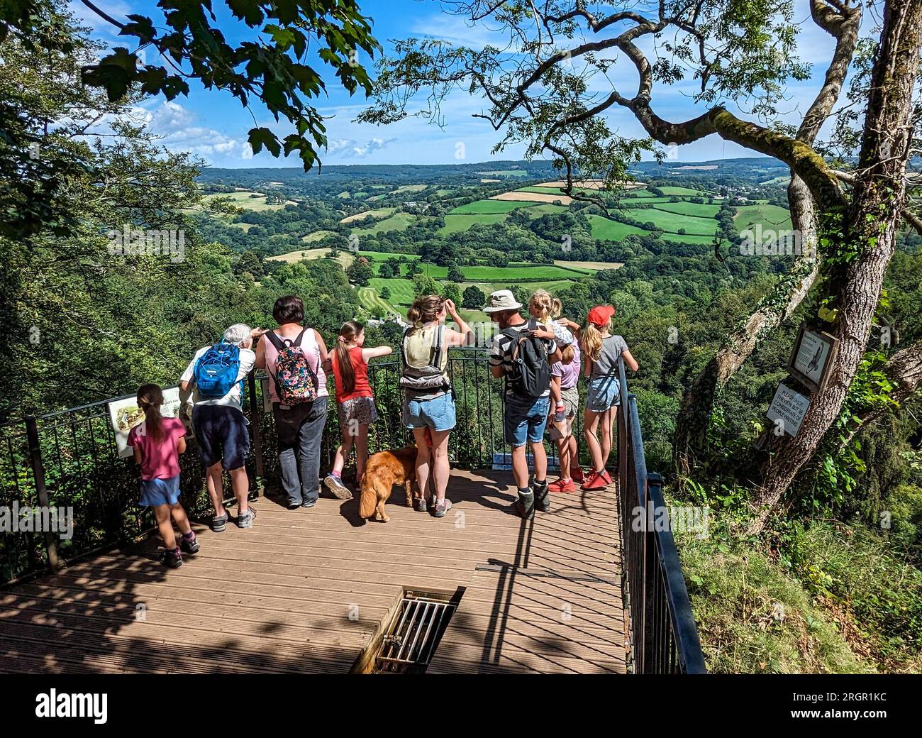 Les visiteurs regardent du haut des chutes de Canonteign dans le Devon alors que le soleil d'août revient crédit : Thomas Faull/Alamy Live News Banque D'Images