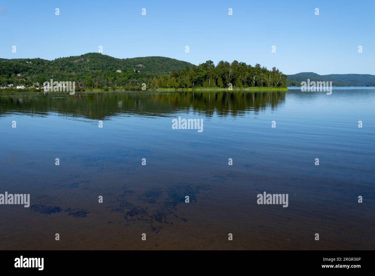 Lac Tremblant en milieu de matinée, juste après que le brouillard ait brûlé Banque D'Images