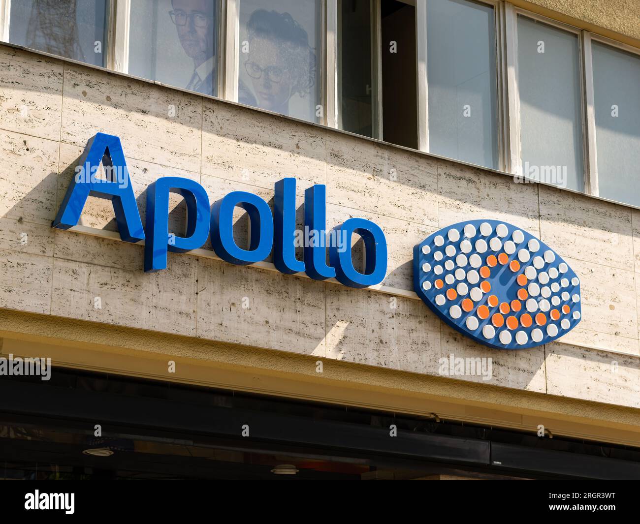 Logo Apollo Optik sur l'extérieur d'un bâtiment de magasin. La société allemande d'optique vendant des lunettes et des services connexes dans des chaînes de magasins à travers l'Europe. Banque D'Images