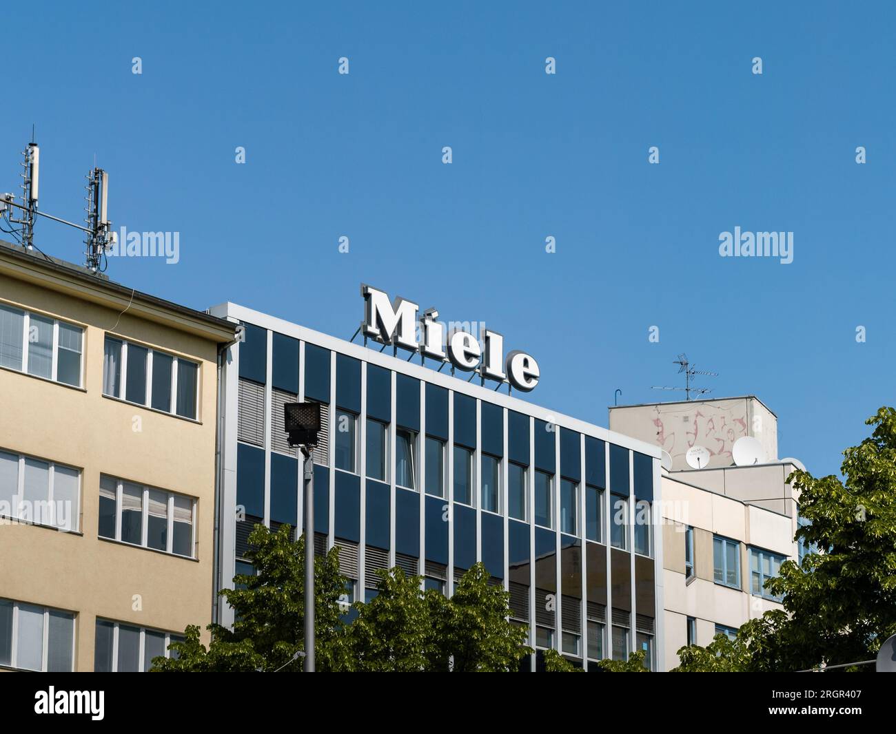 Logo Miele sur un bâtiment de la ville. Signe de la célèbre marque allemande pour les appareils ménagers comme les machines à laver, lave-vaisselle et autres produits. Banque D'Images
