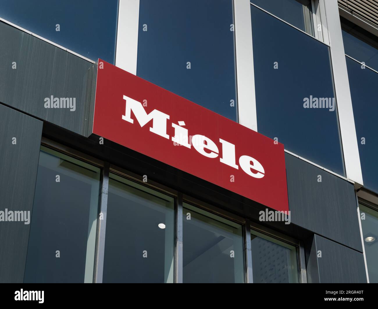 Logo Miele sur la façade d'un bâtiment. Le fabricant allemand d'appareils électroménagers est un gros employeur. La marque est connue pour ses produits de haute qualité. Banque D'Images