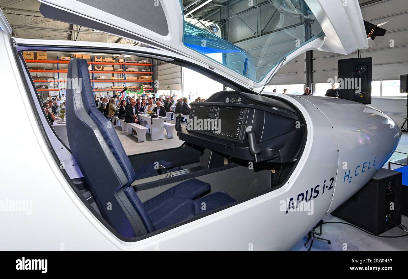 11 août 2023, Brandenburg, Strausberg : de nombreux invités sont venus derrière un avion de démonstration APUS i-2 H2 Cell à l'occasion de l'ouverture du centre d'essais d'avions à hydrogène APUS GmbH. APUS GmbH, leader dans le développement et la fabrication d’avions à hydrogène, a ouvert le même jour une usine d’essais et d’assemblage final à Strausberg. L'installation représente un investissement important pour l'avenir de l'aviation et aidera APUS à développer et à tester ses avions fonctionnant à l'hydrogène. Le centre d'essai du complexe est principalement utilisé pour les essais de propulsion. À cette fin, un banc d'essai a été construit pour tester la pile à combustible Banque D'Images