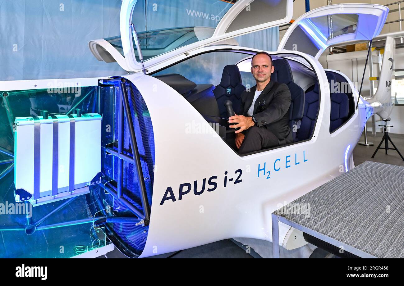 11 août 2023, Brandenburg, Strausberg : Phillip Scheffel, PDG d'APUS GmbH, est assis dans un avion de démonstration APUS i-2 H2 Cell. APUS GmbH, leader dans le développement et la fabrication d’avions à hydrogène, a ouvert le même jour une usine d’essais et d’assemblage final à Strausberg. L'installation représente un investissement important pour l'avenir de l'aviation et aidera APUS à développer et à tester ses avions fonctionnant à l'hydrogène. Le centre d'essai du complexe est principalement utilisé pour les essais de propulsion. À cette fin, un banc d'essai a été construit pour tester la pile à combustible, les batteries et le système de propulsion électrique hybride. APUS était fou Banque D'Images