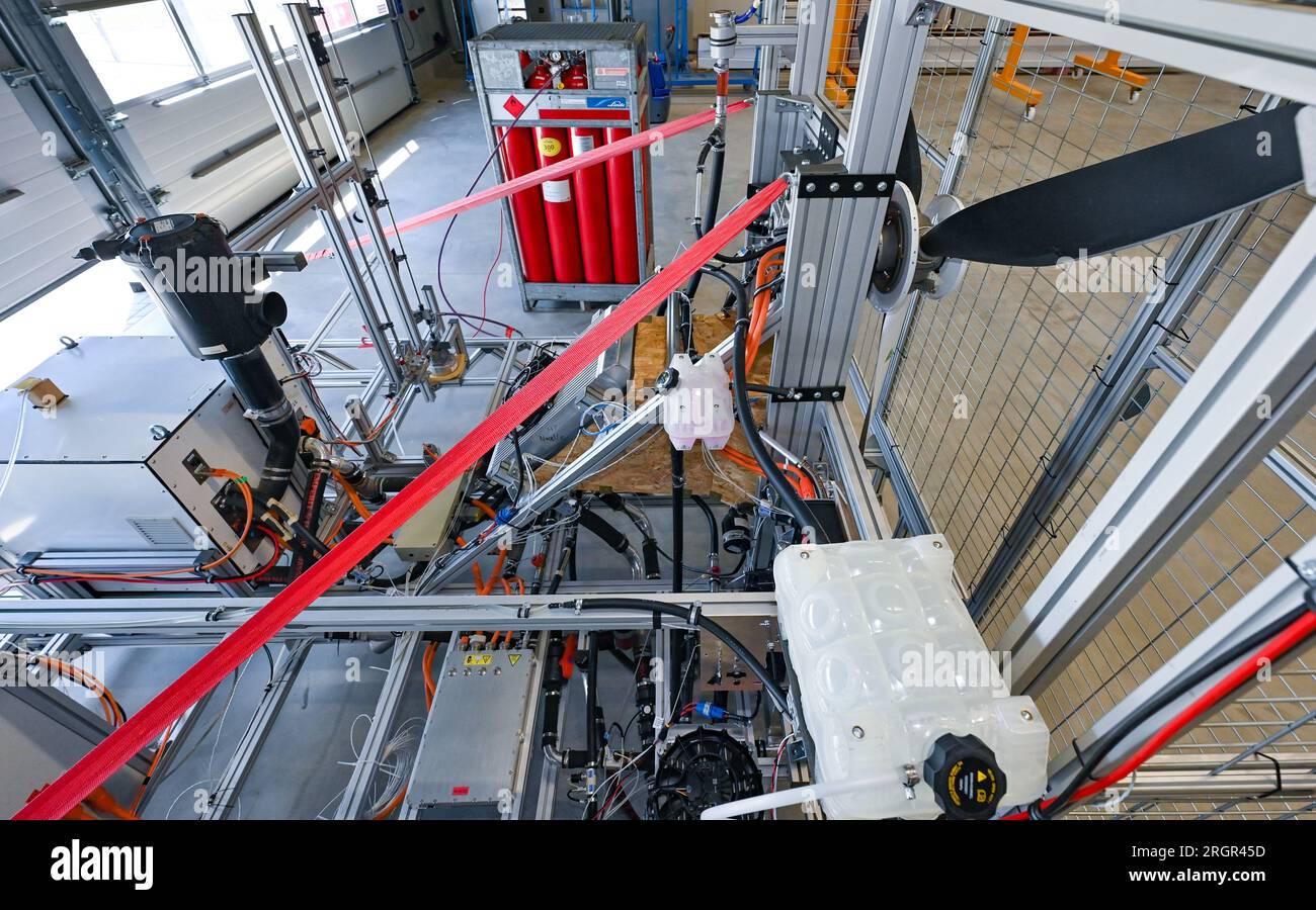 11 août 2023, Brandenburg, Strausberg : un moteur d'avion à hydrogène se trouve dans le nouveau centre d'essai APUS GmbH. APUS GmbH, leader dans le développement et la fabrication d’avions à hydrogène, a ouvert le même jour une usine d’essais et d’assemblage final à Strausberg. L'installation représente un investissement important pour l'avenir de l'aviation et aidera APUS à développer et à tester ses avions fonctionnant à l'hydrogène. Le centre d'essai du complexe est principalement utilisé pour les essais de propulsion. À cette fin, un banc d'essai a été construit pour tester la pile à combustible, les batteries et le système de propulsion électrique hybride. APUS a été fondé i Banque D'Images