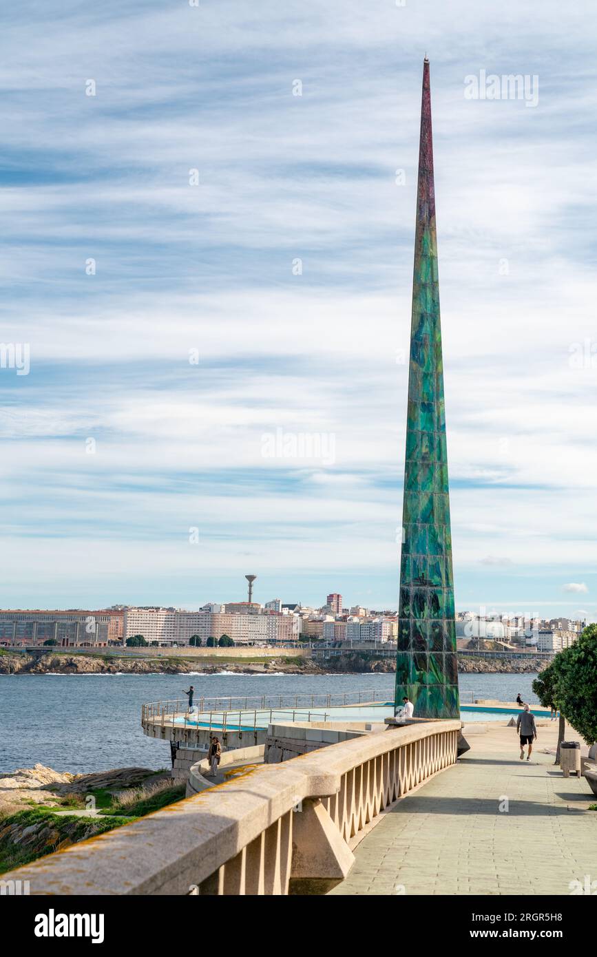 A Coruna, ESPAGNE - octobre 30 2022 : une ville Coruna. Vue sur Obelisco Millenium et Gerargo Porto Avenue. Destination de voyage en Galice, Espagne. Promenade Banque D'Images