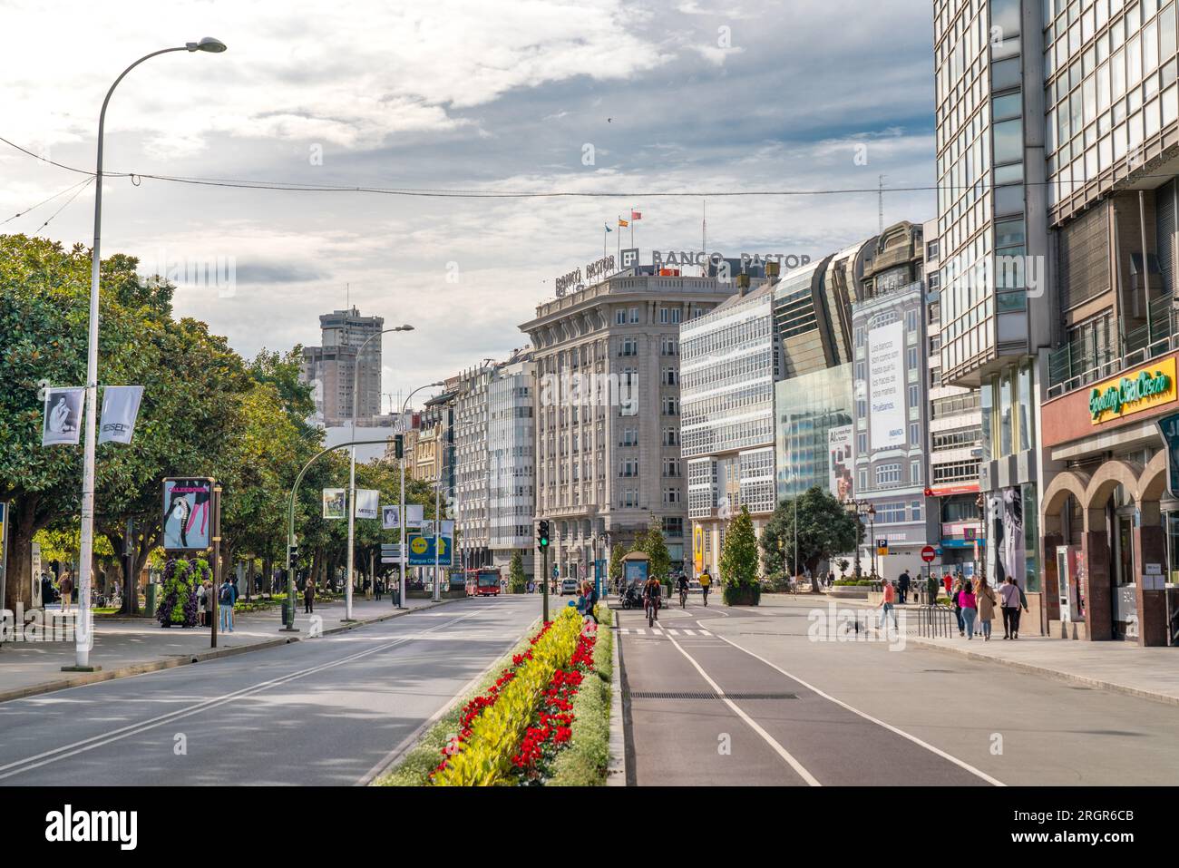 A Coruna, ESPAGNE - octobre 30 2022 : belles rues de A Coruna, Galice, Espagne. Vue sur Marina Avenue. Restaurants et bars pleins de gens. Voyage Banque D'Images