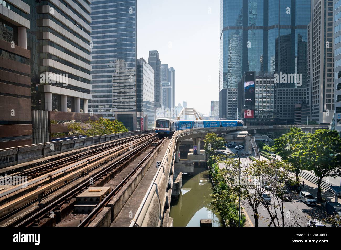 Un train passe par la station de train aérien de Chong Nonsi BTS sur Naradhiwas Rajanagarindra Rd. Bangkok Thaïlande. Banque D'Images