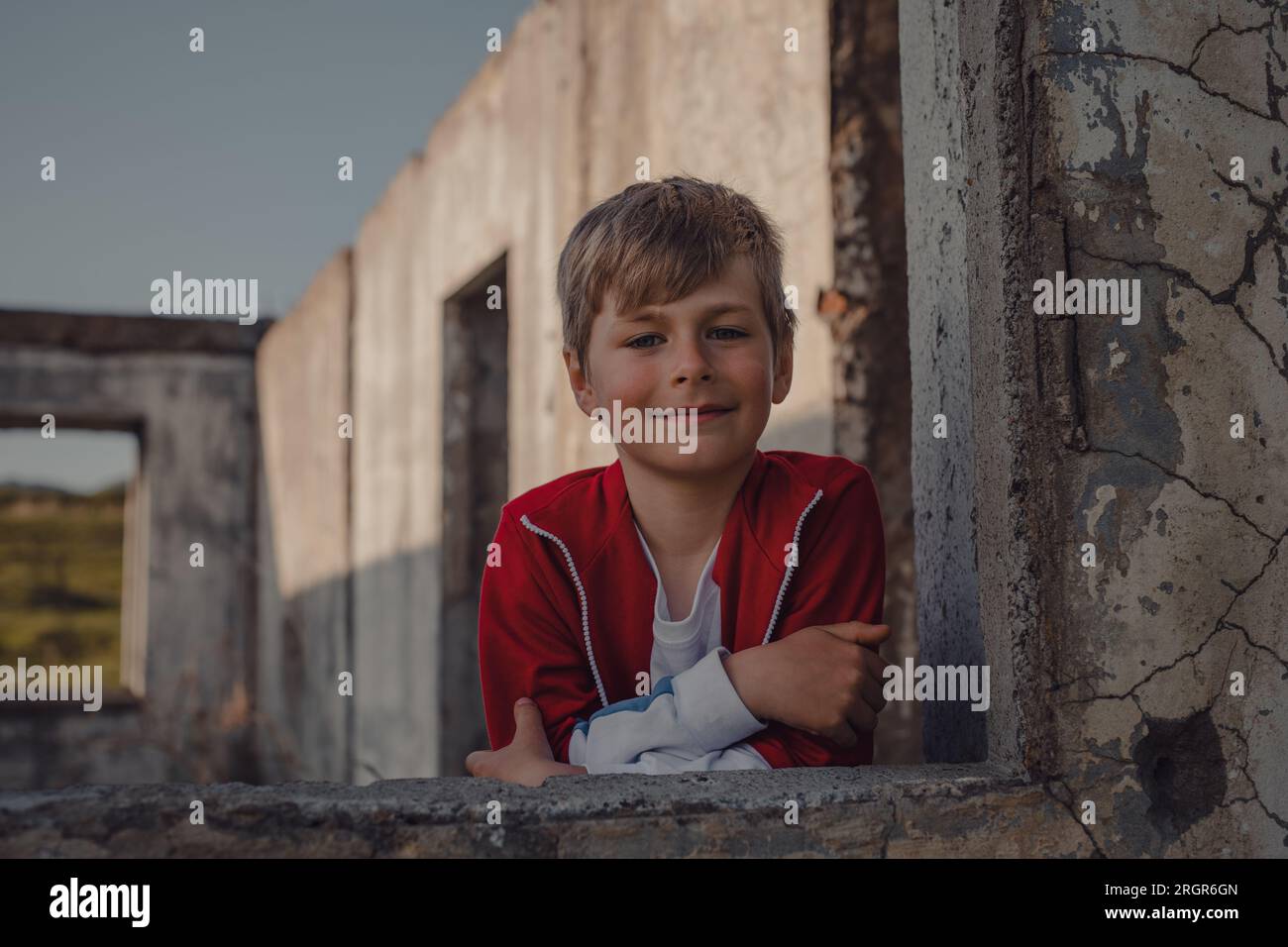 Portrait d'un garçon mignon dans un bâtiment en ruine Banque D'Images