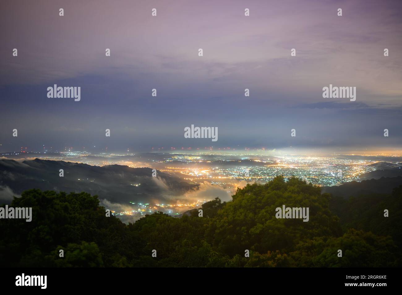 Vue de nuit sur Dahu Township et Zhuolan Town. Ginger Garden Agritourisme Area, comté de Miaoli. Banque D'Images