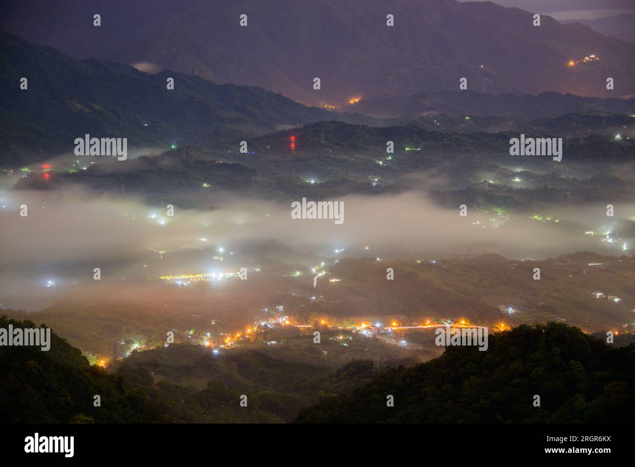 Vue de nuit sur Dahu Township et Zhuolan Town. Ginger Garden Agritourisme Area, comté de Miaoli. Banque D'Images