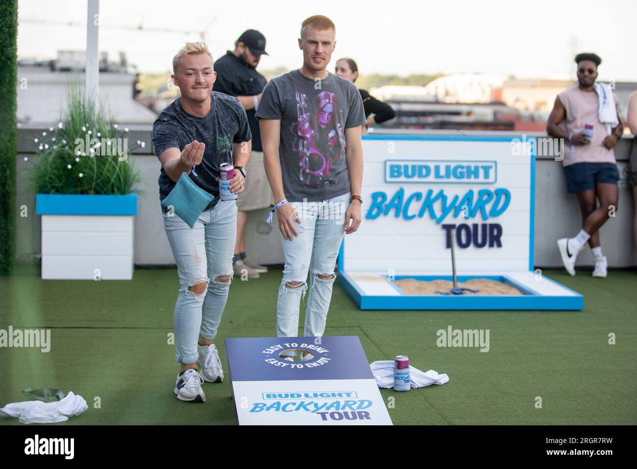 Nashville, Tennessee, États-Unis. 10 août 2023. Les spectateurs assistent à une représentation OneRepublic au Skydeck de Assembly Food Hall à Broadway dans le cadre du Bud Light Backyard Tour. Crédit : Kindell Buchanan/Alamy Live News. Banque D'Images