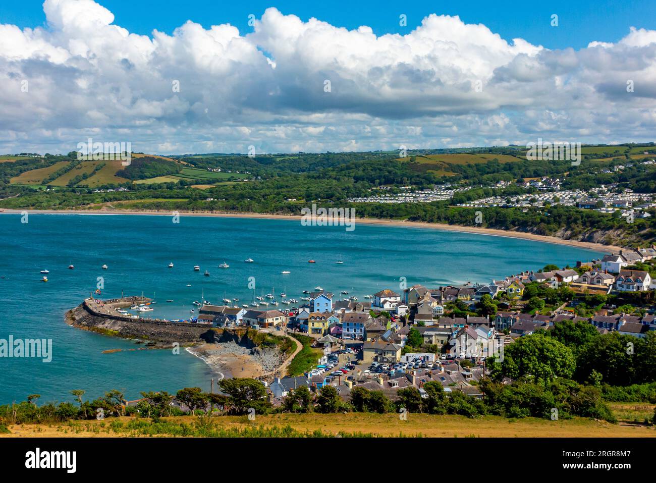 Vue sur la plage et le port de New Quay, une station balnéaire surplombant Cardigan Bay dans Ceredigion West Wales UK Banque D'Images