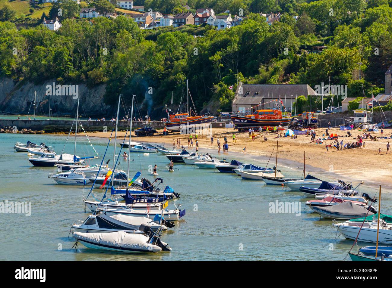 Bateaux à voile amarrés dans le port de New Quay, une station balnéaire surplombant Cardigan Bay dans Ceredigion West Wales UK Banque D'Images
