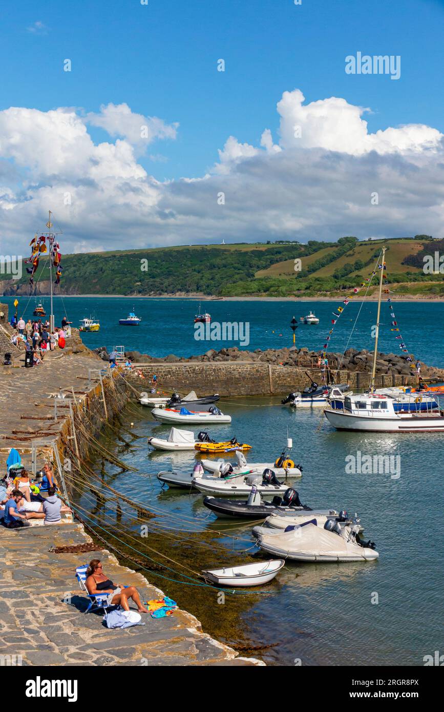 Bateaux à voile amarrés dans le port de New Quay, une station balnéaire surplombant Cardigan Bay dans Ceredigion West Wales UK Banque D'Images