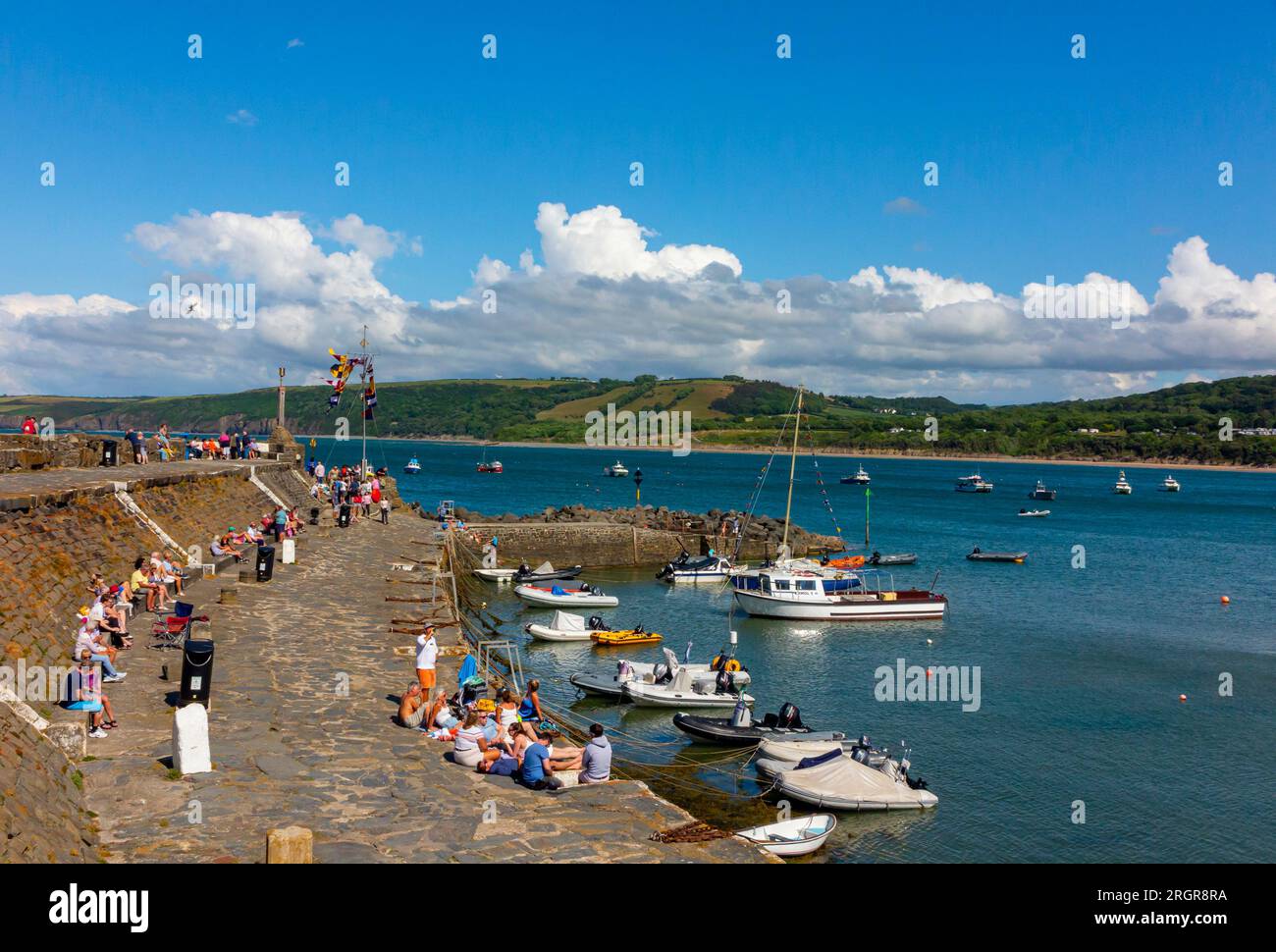 Bateaux à voile amarrés dans le port de New Quay, une station balnéaire surplombant Cardigan Bay dans Ceredigion West Wales UK Banque D'Images