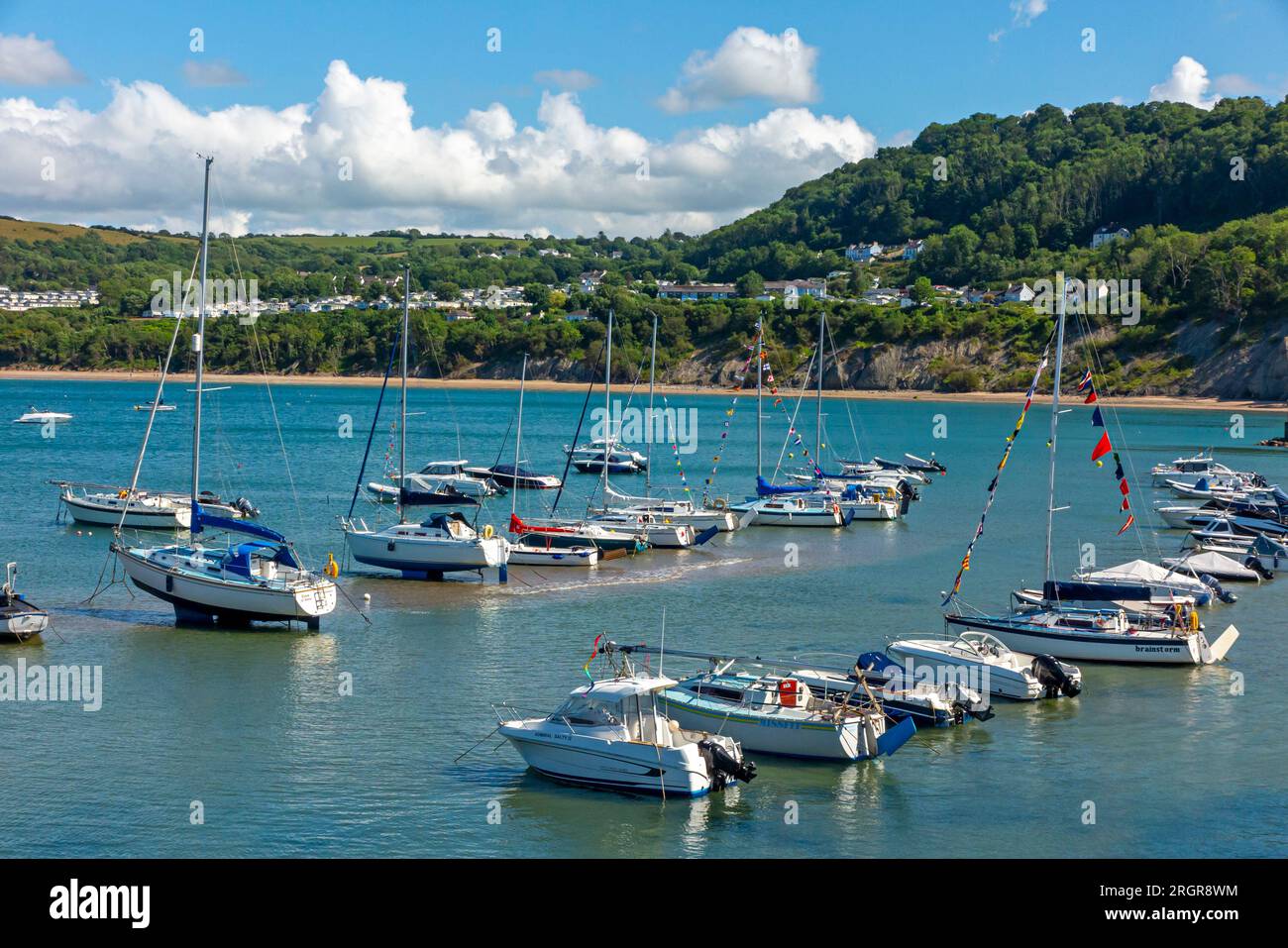 Bateaux à voile amarrés dans le port de New Quay, une station balnéaire surplombant Cardigan Bay dans Ceredigion West Wales UK Banque D'Images