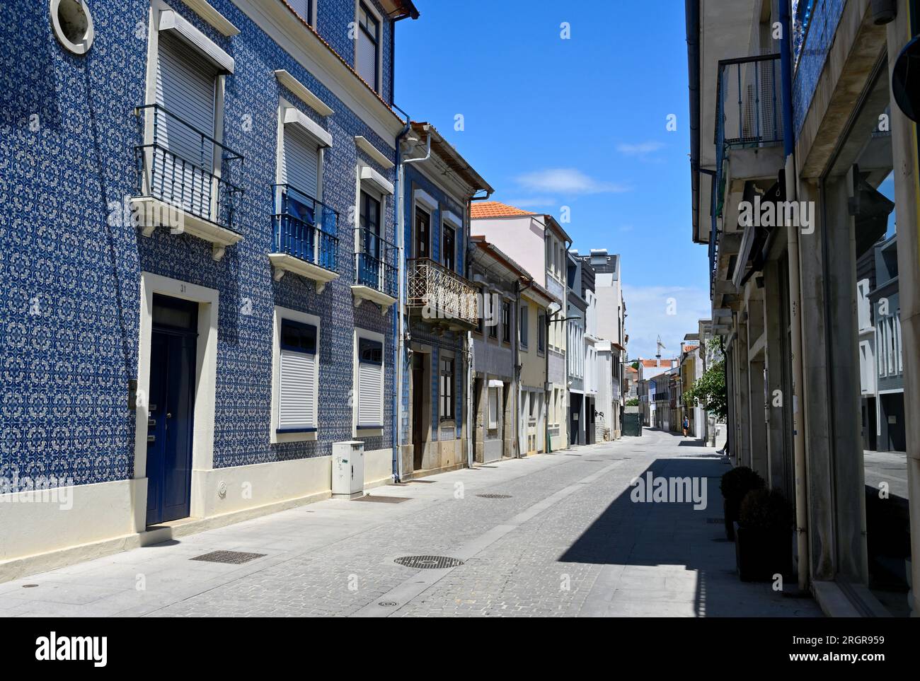 Petite rue résidentielle à Aveiro, Portugal avec bâtiment labouré dans un manoir portugais traditionnel, fenêtres fermées pour garder la chaleur hors Banque D'Images