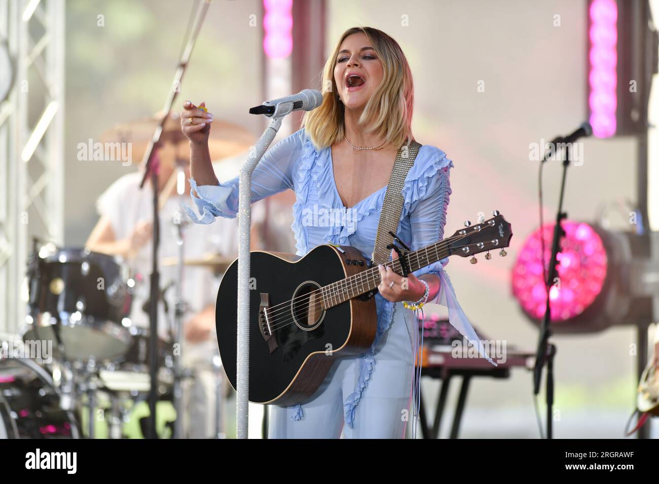 Kelsea Ballerini se produit sur le Today de NBC au Rockefeller Plaza le 11 août 2023 à New York. Banque D'Images