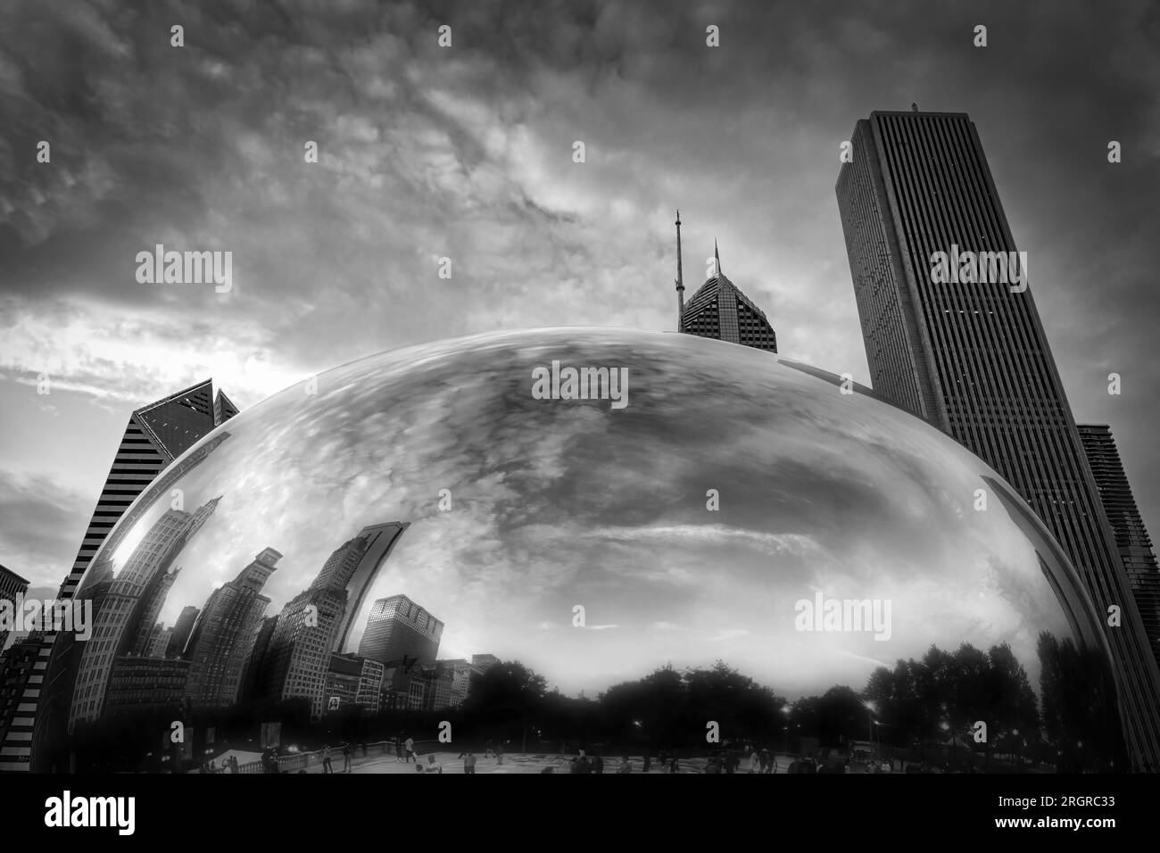 Officiellement appelé Cloud Gate, mais connu sous le nom de « The Bean » par l'artiste Anish Kapoor au Millennium Park à Chicago, Illinois. Banque D'Images