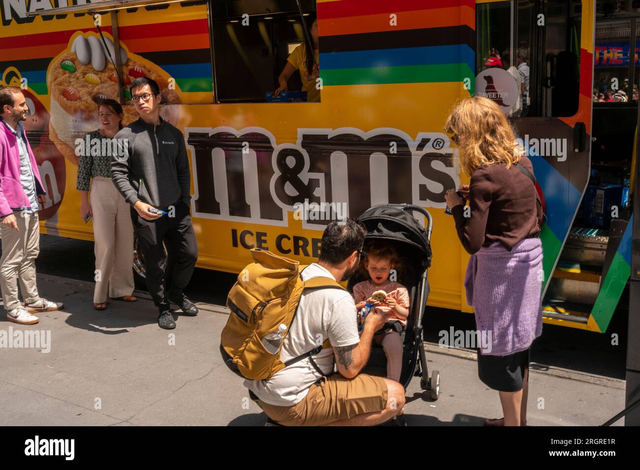 Des centaines d'amateurs de crème glacée font la queue à une activation de marque pour le camion M&M Ice Cream Night Freeze célébrant la soi-disant Journée nationale des sandwichs à la crème glacée le mercredi 2 août 2023. M&M, qui fait partie de Mars Inc., a offert gratuitement des sandwichs M&M Ice Cream cookie aux hordes affamées. (© Richard B. Levine) Banque D'Images