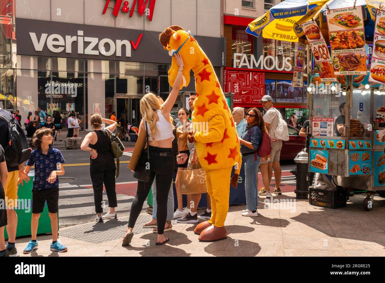 Activation de la marque avec Toys R US’ Geoffrey the Giraffe au Herald Square à New York le mercredi 2 août 2023.(© Richard B. Levine) Banque D'Images