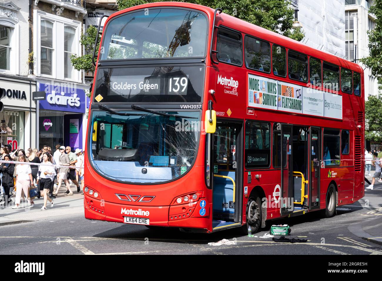 Londres, Royaume-Uni. 11 août 2023. Un bus à impériale est garé au coin d'Oxford Street et de New Bond Street avec des dommages d'impact sur le pare-brise avant et Oxford Street est fermé à la circulation. Selon un rapport non confirmé, un jeune touriste se tenait trop près du bord du trottoir, a été renversé par le bus et a été emmené pour des soins médicaux et la personne est dans un état menaçant pour sa vie. Crédit : Stephen Chung / Alamy Live News Banque D'Images