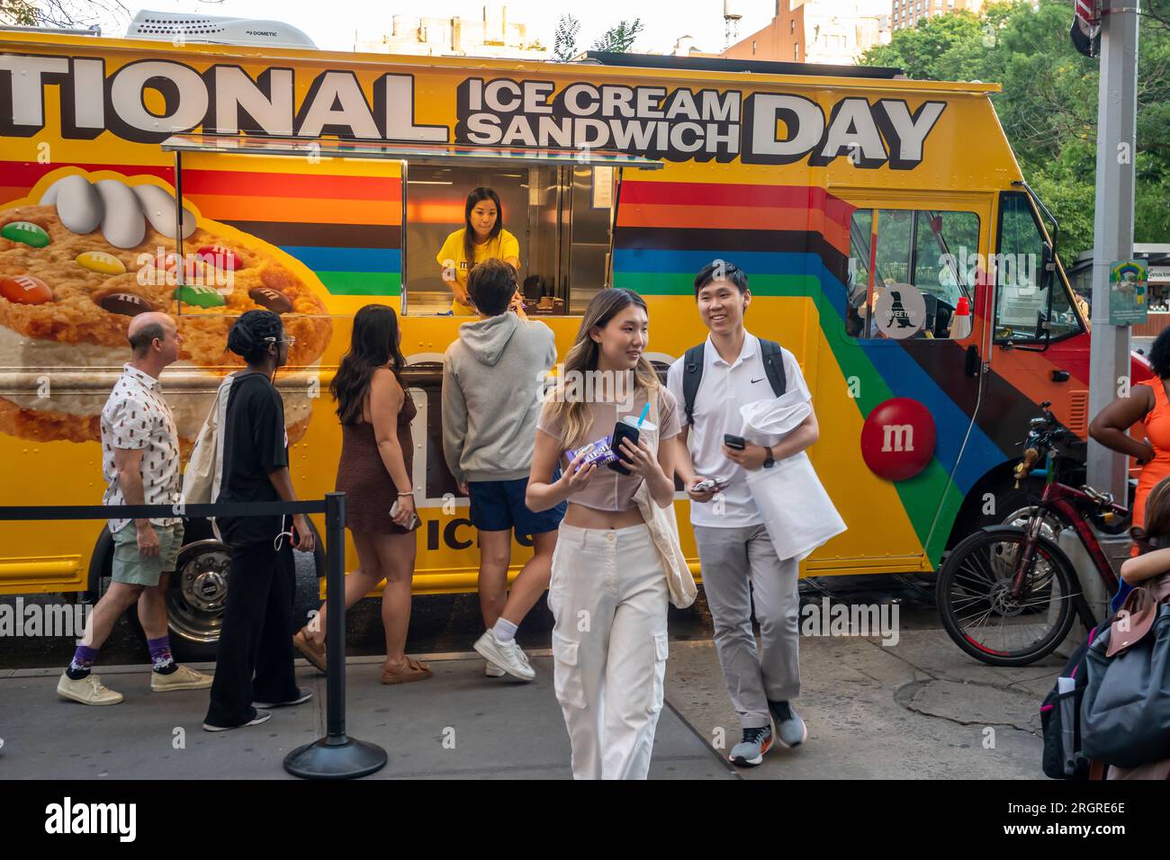 Des centaines d'amateurs de crème glacée font la queue à une activation de marque pour le camion M&M Ice Cream Night Freeze célébrant la soi-disant Journée nationale des sandwichs à la crème glacée le mercredi 2 août 2023. M&M, qui fait partie de Mars Inc., a offert gratuitement des sandwichs M&M Ice Cream cookie aux hordes affamées. (© Richard B. Levine) Banque D'Images