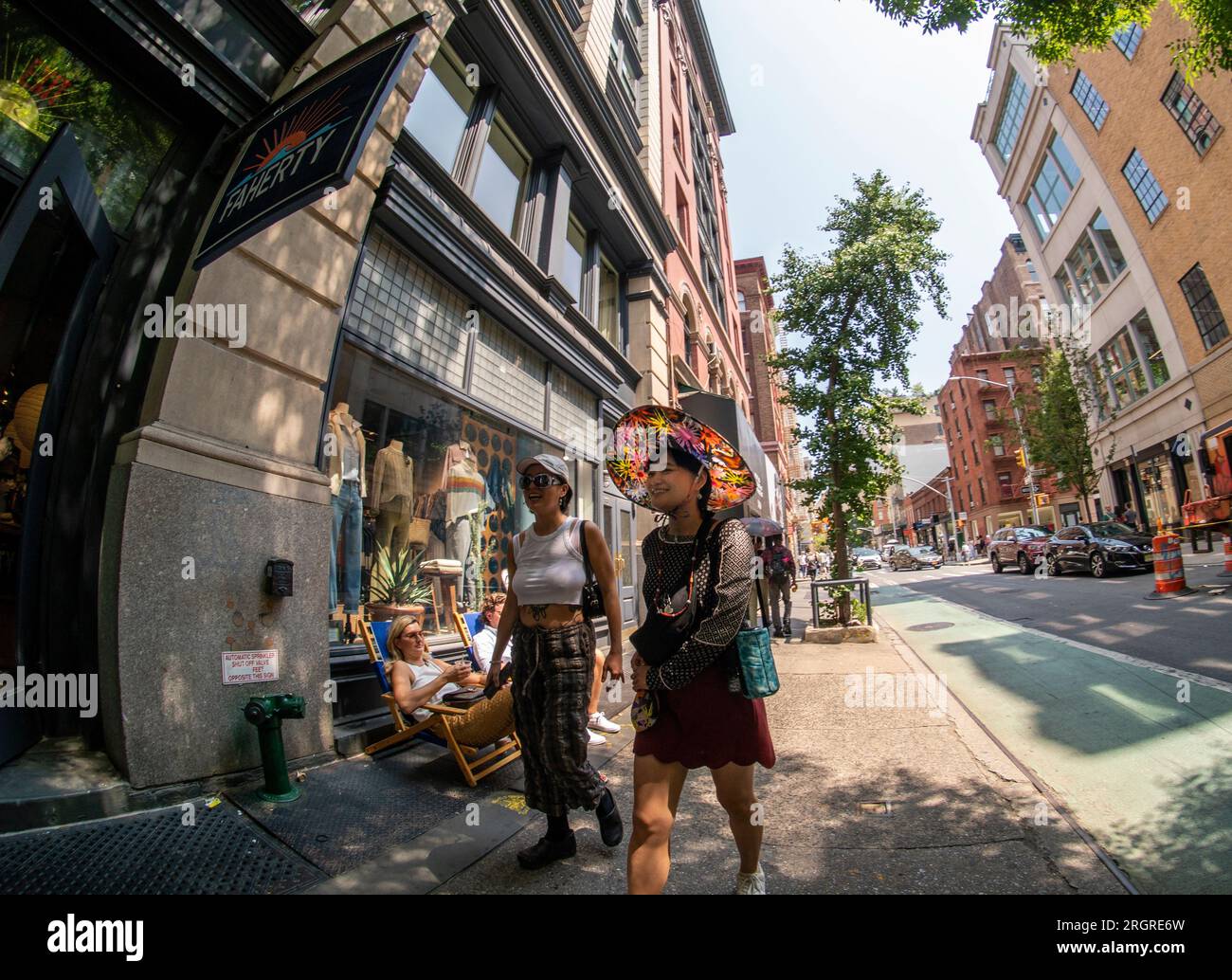 Foules de shopping dans le quartier de Soho à New York le dimanche 6 août 2023. (© Richard B. Levine) Banque D'Images