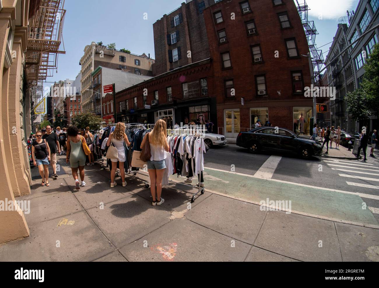 Foules de shopping dans le quartier de Soho à New York le dimanche 6 août 2023. (© Richard B. Levine) Banque D'Images