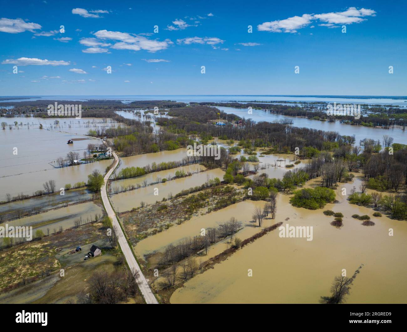 Vue aérienne des champs de culture, pendant les inondations printanières, le long de la St. Lawrence River. Banque D'Images