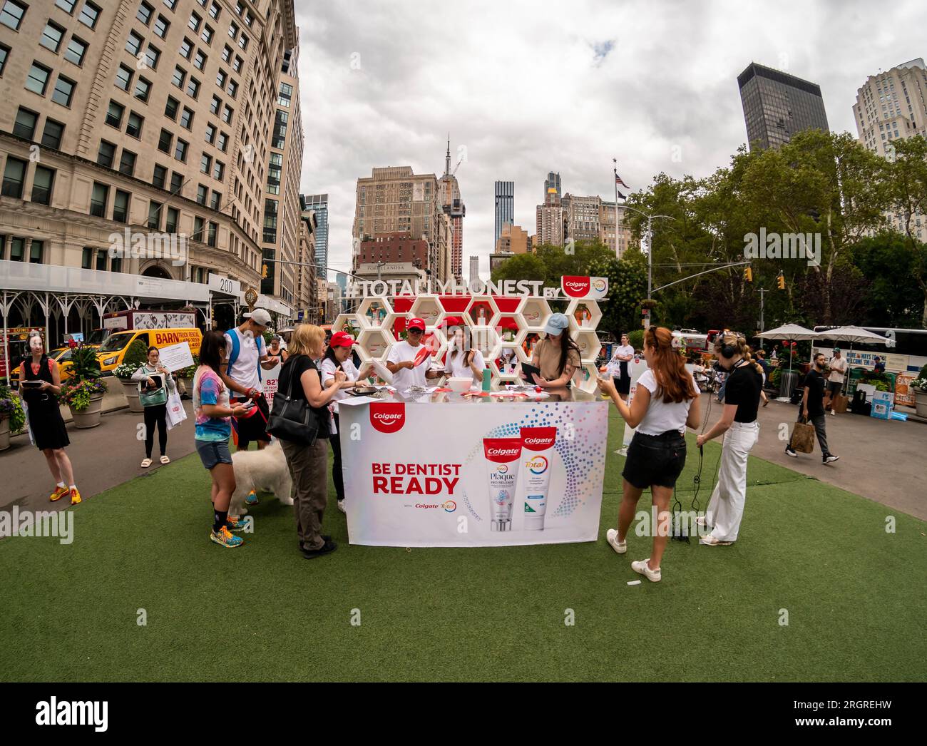 Activation de la marque Colgate Total plaque Pro-Release dentifrice au Flatiron Plaza à New York le mardi 8 août 2023. La promotion de leur dentifrice éliminateur de plaque dentaire tourne autour du référencement « totalement honnête » des mensonges que les gens racontent à leurs dentistes sur leur hygiène bucco-dentaire. Colgate est une marque de Colgate-Palmolive Company. (© Richard B. Levine) Banque D'Images