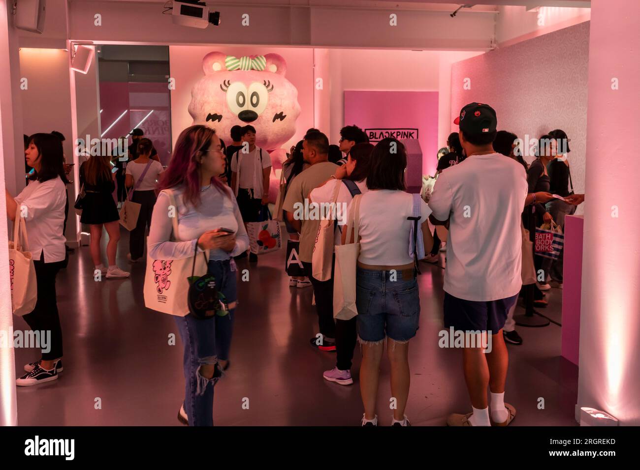 Des centaines de fans de Blackpink affluent au pop-up Blackpink et American Express « Born Pink » à Chelsea le mercredi 9 août 2023. Les fans du girl group sud-coréen ont eu la possibilité d'acheter des oodles de merch Blackpink lors d'une expérience de magasinage dédiée en magasin. (© Richard B. Levine) Banque D'Images