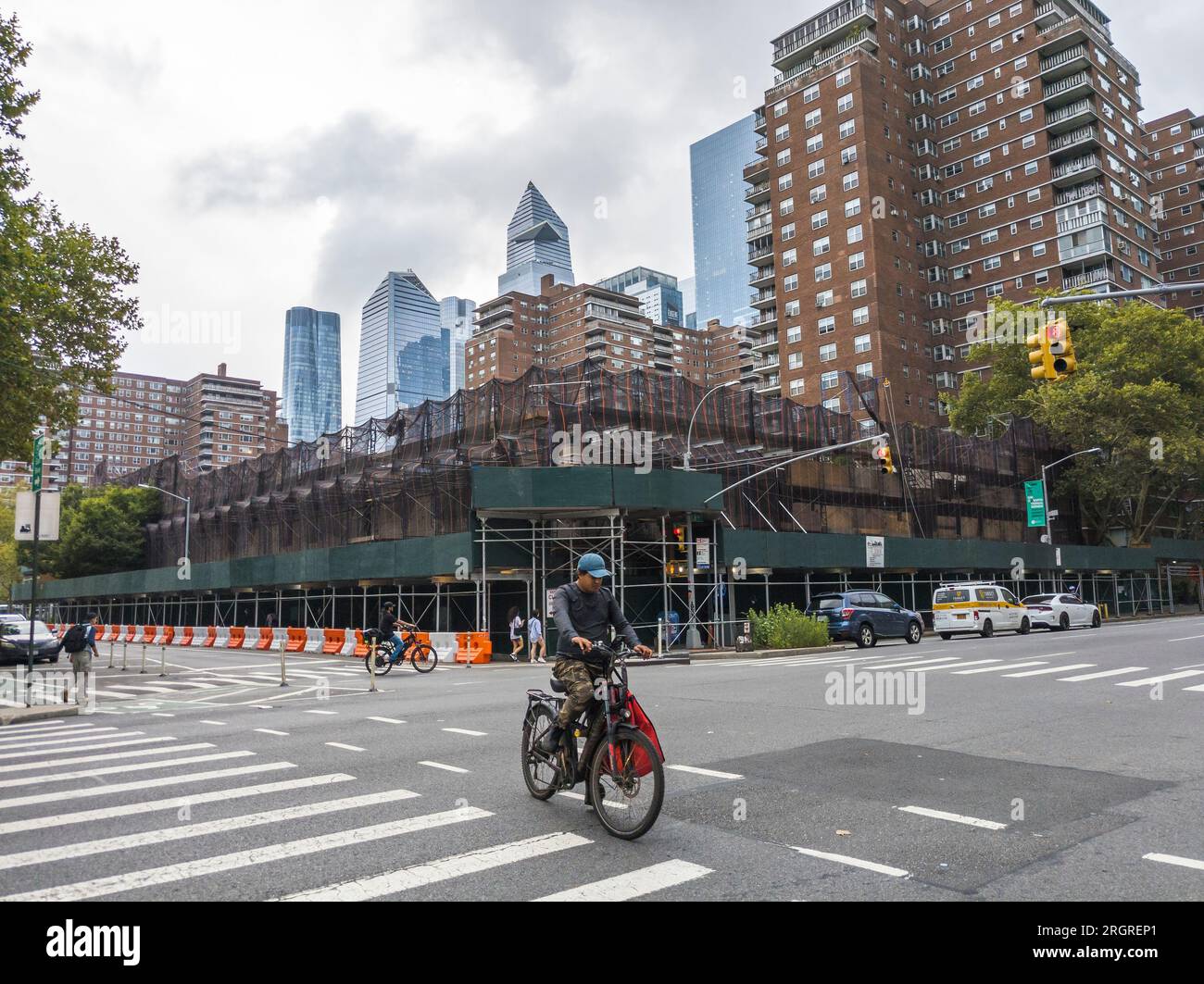 Immeuble commercial vacant couvert d’échafaudages et d’un abri de trottoir, abritant autrefois un McDonald’s, un supermarché Gristedes, un centre de tennis et quelques petites entreprises, à Chelsea à New York le lundi 7 août 2023. Le bâtiment, propriété de la coopérative Mutual Redevelopment Housing, a atteint la fin de sa durée de vie et est en train de tomber, pour être remplacé par des logements. (© Richard B. Levine) Banque D'Images