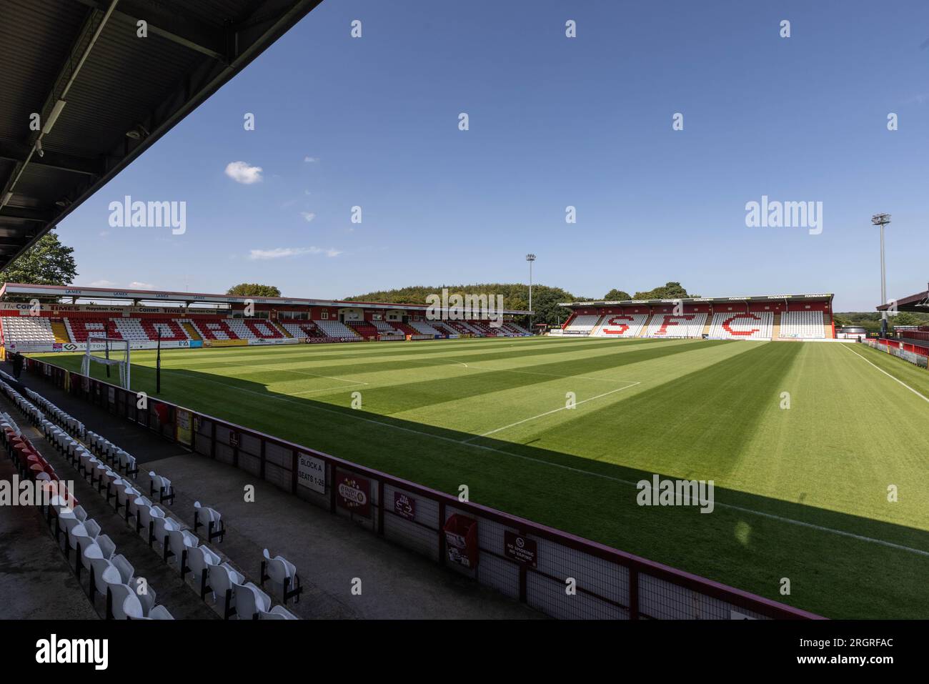 Vue générale du stade vide de Lamex. Stade du Stevenage football Club. Banque D'Images Vue générale du stade vide de Lamex. Stade du Stevenage football Club. Banque D'Images