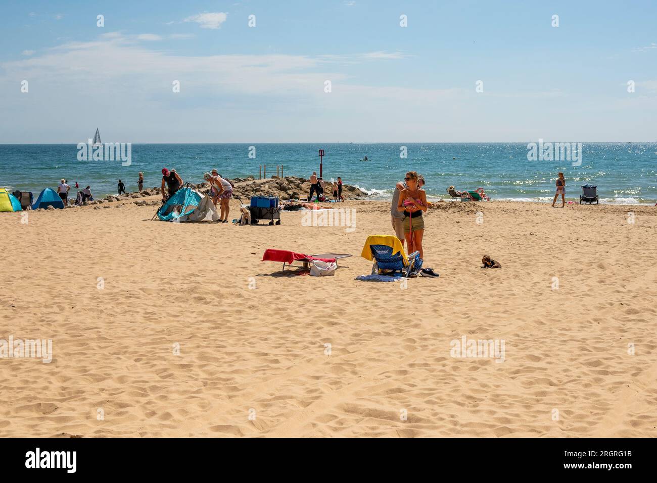 Les gens sur la plage de Bournemouth par une journée ensoleillée en août 2023, Royaume-Uni Banque D'Images