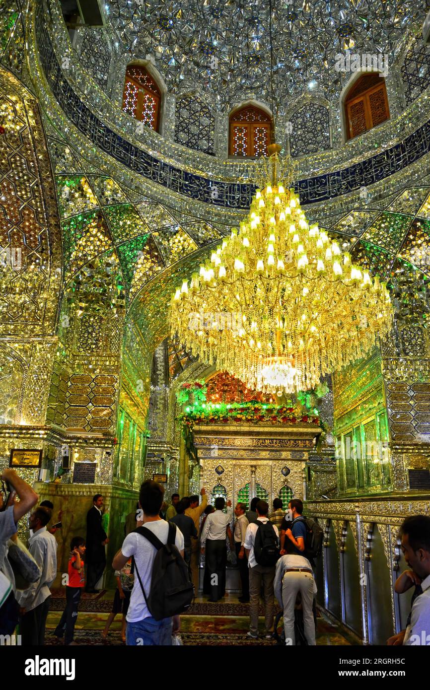 Shiraz, Iran, intérieur de la magnifique mosquée Shah Cheragh (« Empereur de lumière »), connue pour son spectaculaire travail de carreaux de miroir (aine-Kari) Banque D'Images