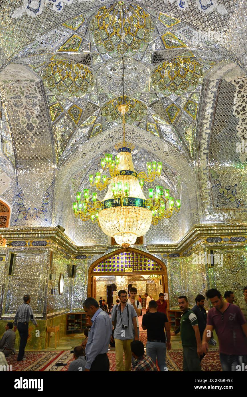 Shiraz, Iran, intérieur de la magnifique mosquée Shah Cheragh (« Empereur de lumière »), connue pour son spectaculaire travail de carreaux de miroir (aine-Kari) Banque D'Images