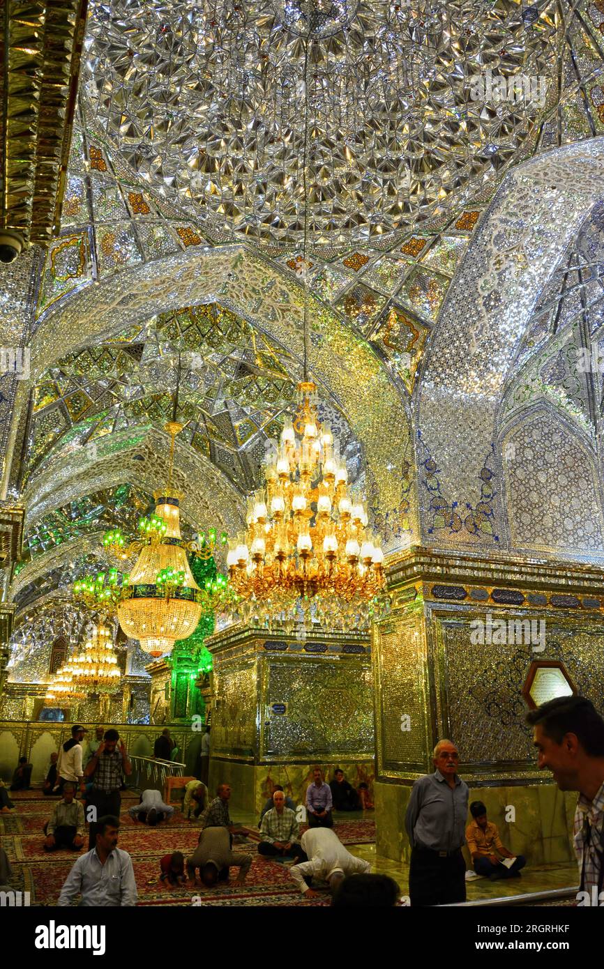 Shiraz, Iran, intérieur de la magnifique mosquée Shah Cheragh (« Empereur de lumière »), connue pour son spectaculaire travail de carreaux de miroir (aine-Kari) Banque D'Images