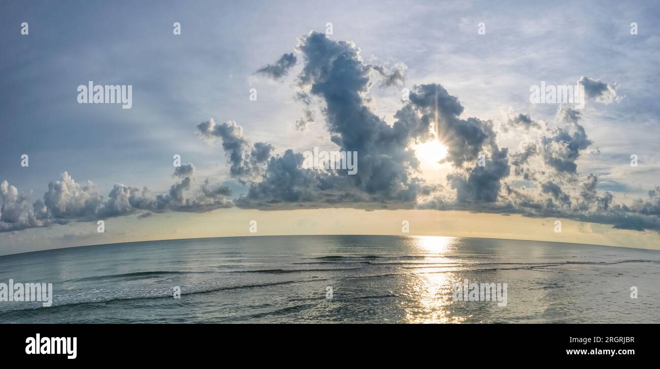 Soleil de fin d'après-midi et nuages sur le golfe du Mexique de Venice Beach à Venice Floride USA Banque D'Images