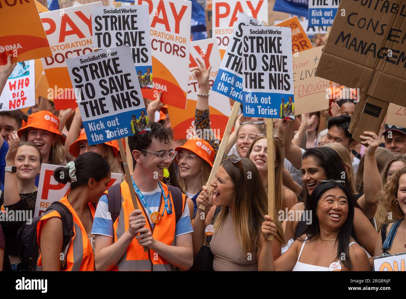 Manifestation des médecins - JEFF MOORE - les médecins juniors manifestent pour une juste rémunération devant Downing Street sur Whitehall cet après-midi. 11/08/2023 Banque D'Images