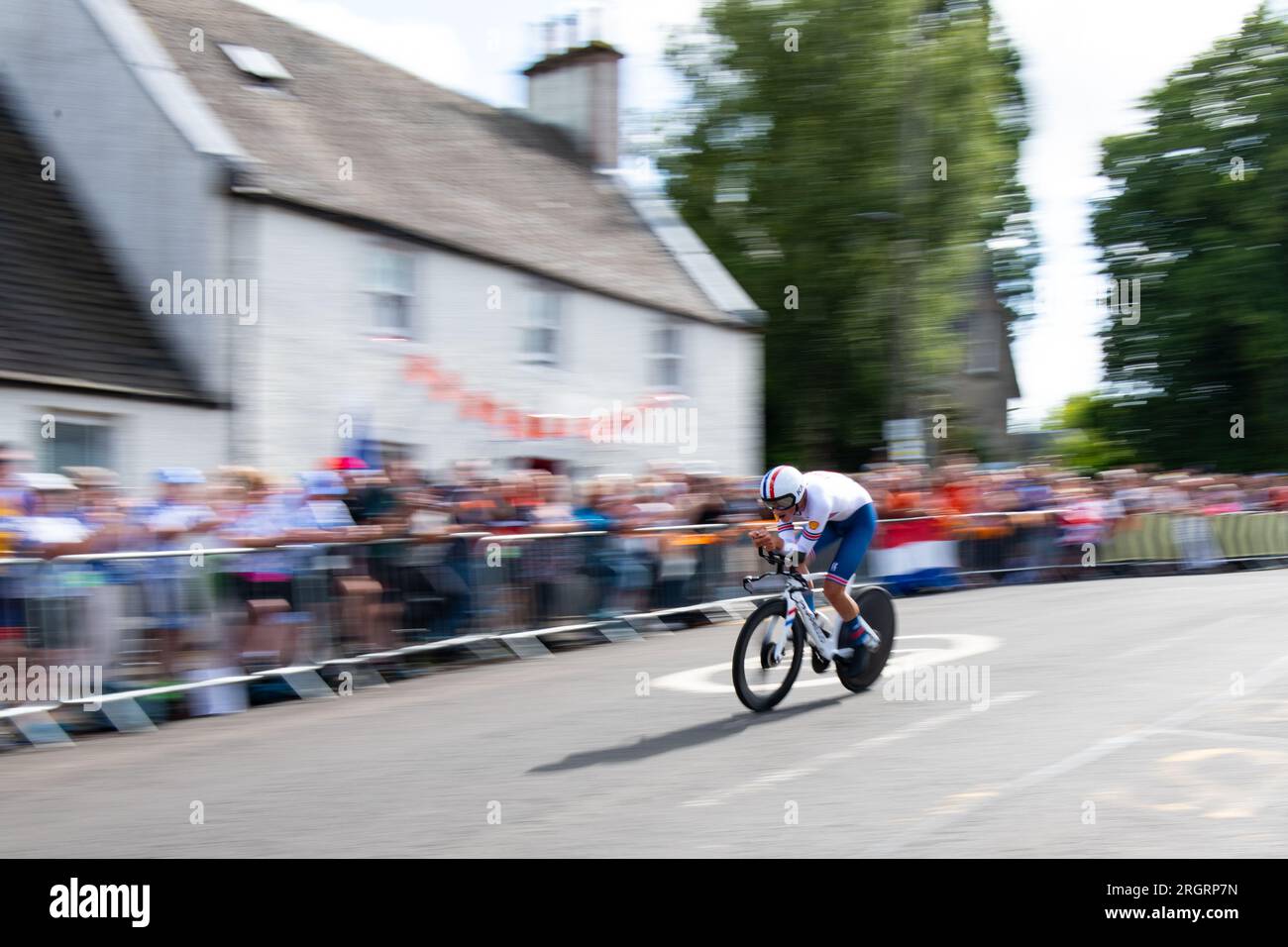 Kippen, Stirling, Écosse, Royaume-Uni. 11 août 2023. Les Britanniques Joshua Tarling courent à travers le village Stirling de Kippen sur le chemin de la médaille de bronze aux Championnats du monde de cyclisme UCI Elite Mens crédit contre la montre individuel : Kay Roxby/Alamy Live News Banque D'Images