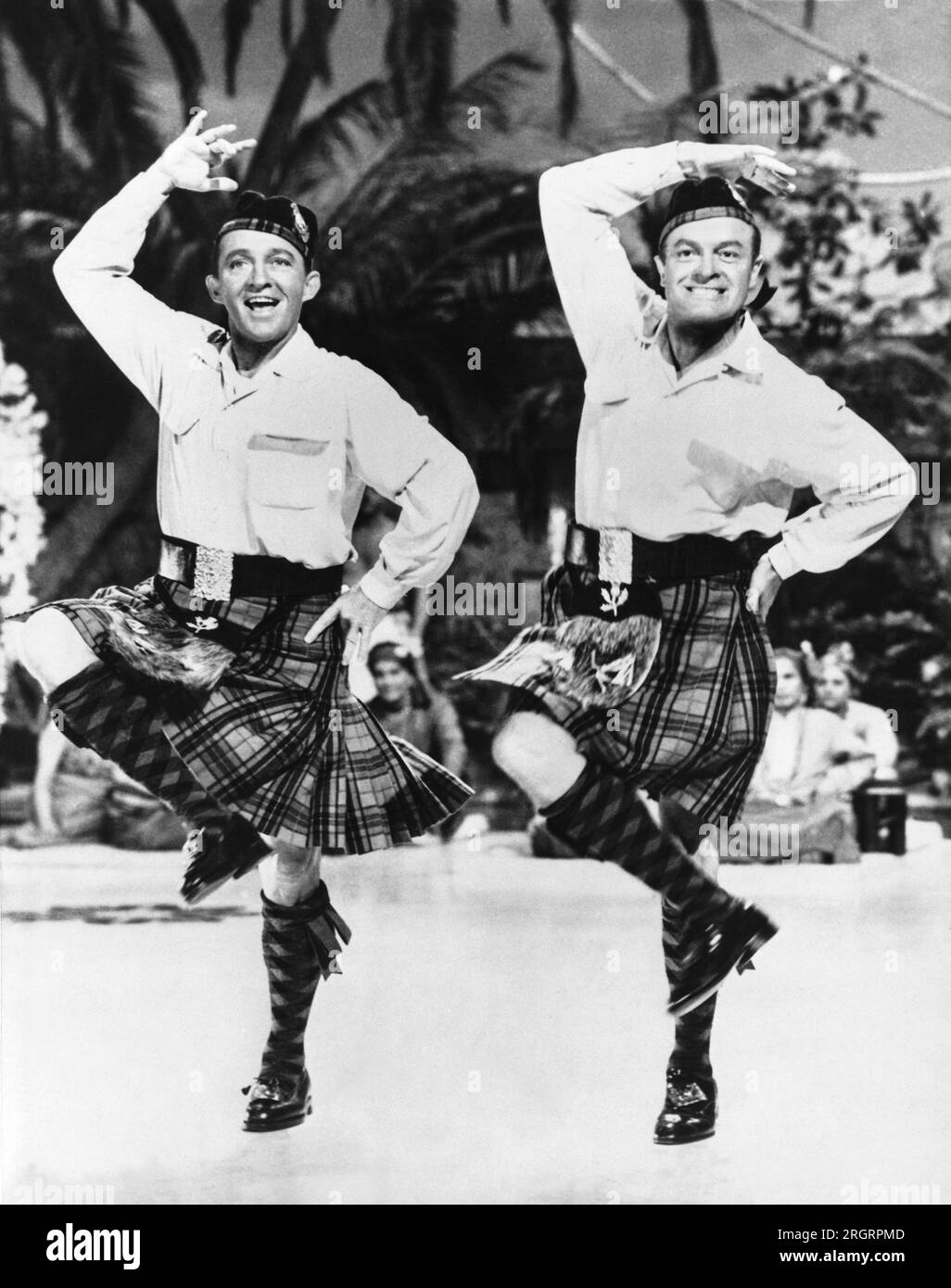 Hollywood, Californie : 2 septembre 1952 les acteurs Bing Crosby et Bob Hope dansent en kilts dans une scène de leur dernier film, 'Road to Bali'. Banque D'Images