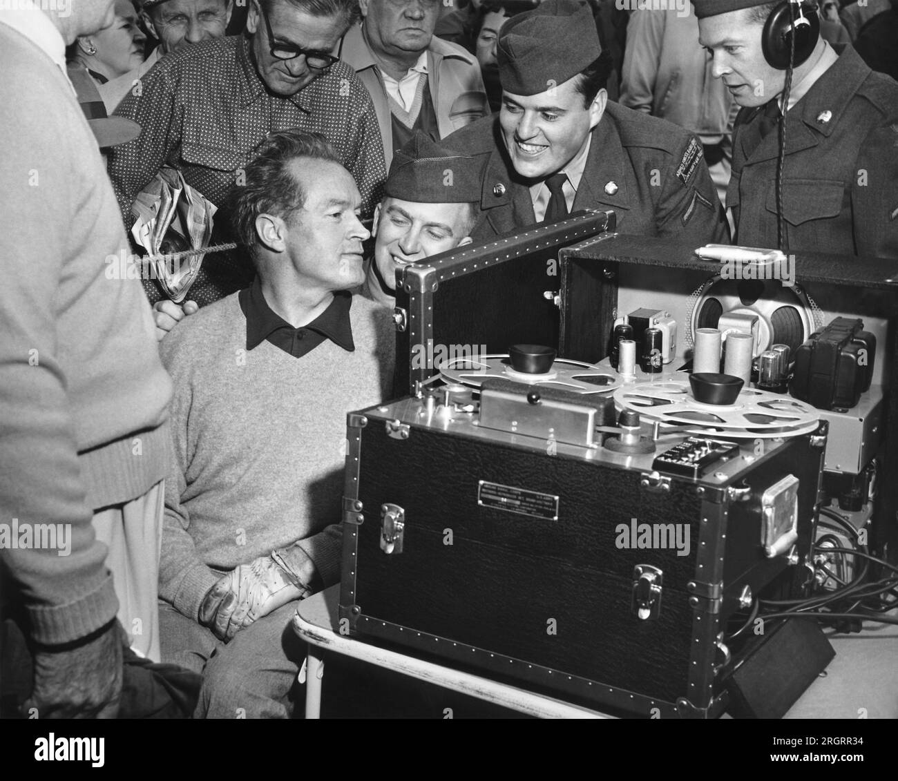 Pebble Beach, Californie : c. 1950 Bob Hope interviewé par Armed Services radio sur le 18e trou au Cypress point Golf Club. Banque D'Images