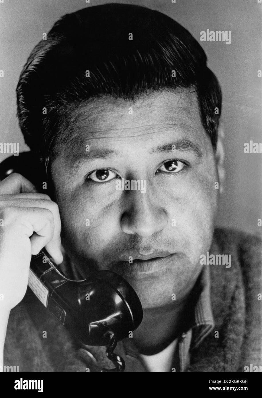 Californie : 10 juin 1967. Portrait de Cesar Chavez parlant au téléphone. Banque D'Images