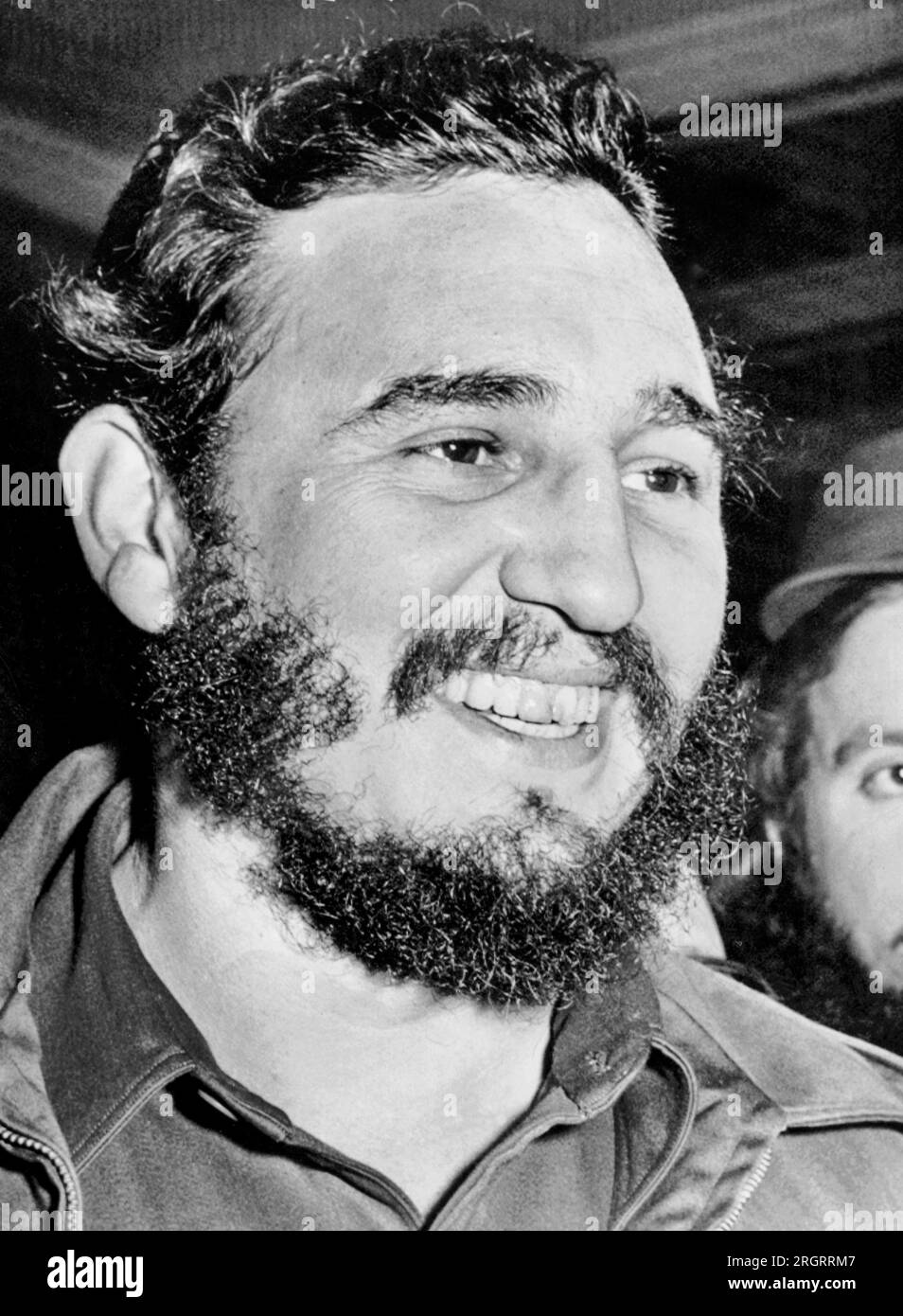 Washington, D.C. : 17 avril 1959 le Premier ministre cubain Fidel Castro est tout sourire alors qu'il entre dans l'ambassade de Cuba après un accueil enthousiaste d'une petite foule à l'aéroport de D.C. Banque D'Images